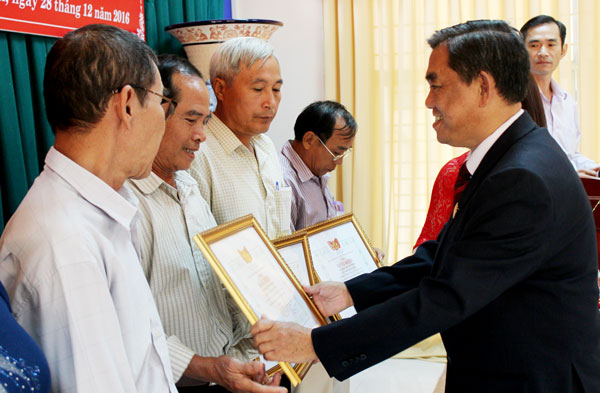 Đồng chí Huỳnh Văn Tới, Chủ tịch Ủy ban MTTQ tỉnh trao bằng khen cho đại diện các tập thể.