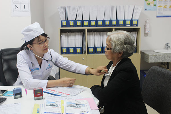 Bác sĩ Nguyễn Thị Bích Vân, Trưởng khoa Tim mạch Bệnh viện đa khoa Đồng Nai, khám bệnh cho một bệnh nhân tim mạch. Ảnh: N.Thư