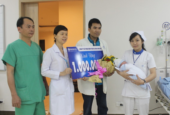 Phó Giám đốc Bệnh viện đa khoa Đồng Nai Lê Thị Phương Trâm tặng quà cho vợ chồng sản phụ Nguyễn Thị Trang sinh con ngay thời khắc giao thừa.