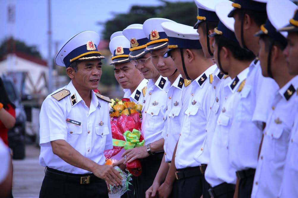 Chuẩn đô đốc Lương Việt Hùng, Tư lệnh Vùng 2 Hải quân giao nhiệm vụ và bắt tay từng cán bộ chiến sĩ hai tàu trước khi đi làm nhiệm vụ