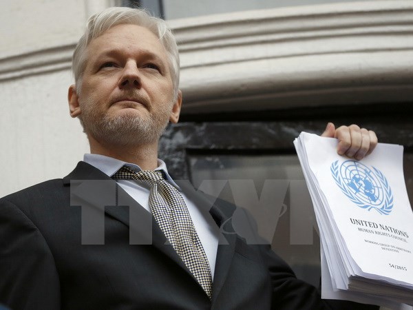 Ông Julian Assange tại Đại sứ quán Ecuador ở London. (Nguồn: AP/TTXVN)