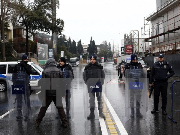 Cảnh sát chống bạo loạn Thổ Nhĩ Kỳ tăng cường an ninh gần khu vực hộp đêm Reina. (Nguồn: EPA/TTXVN)