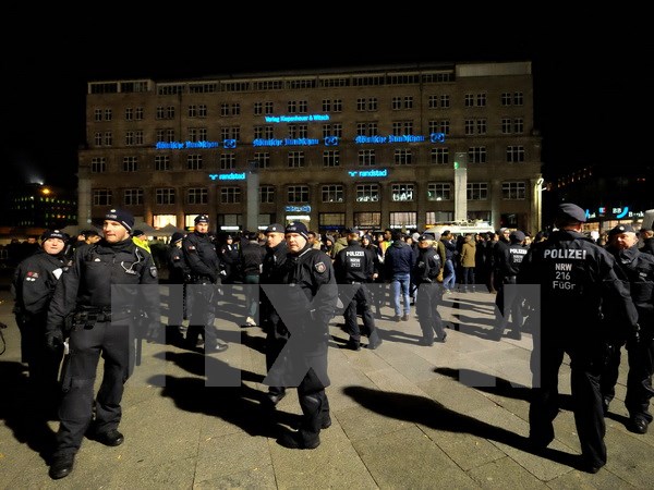 Cảnh sát Đức tăng cường an ninh tại khu vực nhà ga trung tâm ở Cologne trong đêm Giao thừa bước sang năm mới 2017. (Nguồn: AFP/TTXVN)