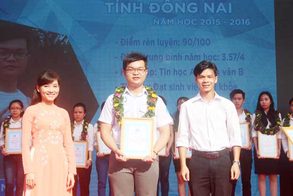 Rèn đức, luyện tài vì tương lai tươi sáng