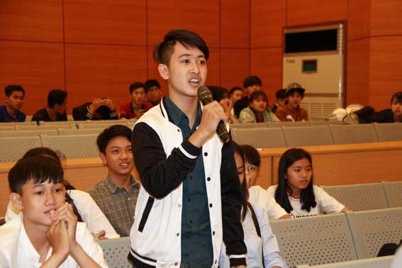 Các em trao đổi với các thắc mắc của mình tại buổi tư vấn.