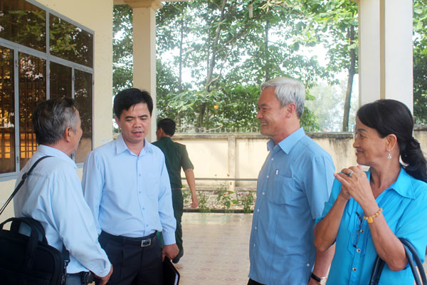 Đồng chí Nguyễn Phú Cường (thứ 2 từ trái sang), Bí thư Tỉnh ủy, Chủ tịch HĐND tỉnh trao đổi thêm với cử tri phường Trảng Dài (TP. Biên Hòa) sau hội nghị