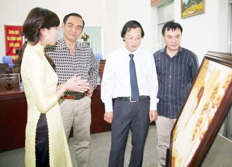 Thí sinh Đỗ Ngọc Thanh Phương (bìa trái) vừa đoạt giải nhất bảng dành cho cán bộ, công chức tại hội thi Tìm hiểu giá trị văn hóa - lịch sử Đồng Nai năm 2016 từ  bài thuyết trình bằng tranh về nhà văn Lý Văn Sâm.