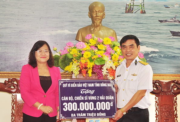 Phó chủ tịch UBND tỉnh Nguyễn Hòa Hiệp tặng quà cho đại diện Bộ Tư lệnh Vùng 2 Hải quâ