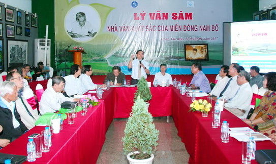 Chủ tịch Ủy ban MTTQ Việt Nam tỉnh Huỳnh Văn Tới phát biểu tại hội thảo