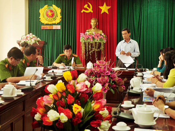 Trưởng ban pháp chế HĐND tỉnh Trần Văn Quang đánh giá cao nỗ lực của Cảnh sát PCCC (ảnh: Đăng Tùng)