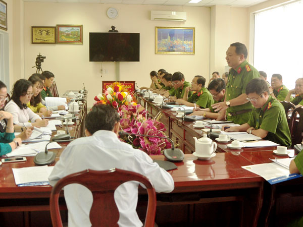 Thượng tá Lê Quang Nhân, Phó giám đốc Cảnh sát PCCC tỉnh đề xuất việc di dời những chợ, điểm kinh doanh gas có từ lâu đời, xuống cấp, không đảm bảo an toàn cháy nổ (ảnh: Đăng Tùng)