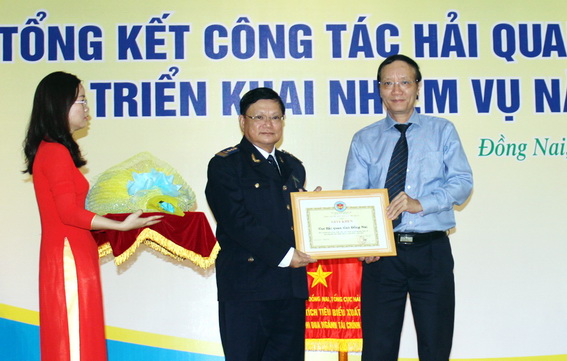 Phó Tổng cục trưởng Tổng cục Hải quan Nguyễn Công Bình tặng bằng khen của Tổng cục trưởng Tổng cục Hải quan cho Cục Hải quan Đồng Nai