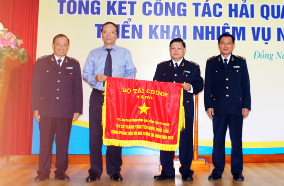 Phó Tổng cục trưởng Tổng cục Hải quan Nguyễn Công Bình (mặc áo sơ mi) trao cờ thi đua của Bộ Tài chính cho Cục Hải quan Đồng Nai.