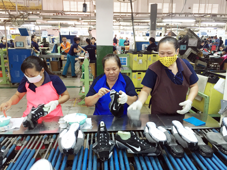 Công nhân Công ty TNHH Changshin Việt Nam (huyện Vĩnh Cửu) trong giờ sản xuất. Ảnh: CÔNG NGHĨA
