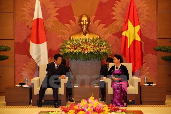 Chủ tịch Quốc hội Nguyễn Thị Kim Ngân đón tiếp Thủ tướng Nhật Bản Shinzo Abe. (Ảnh: Lê Minh Sơn/Vietnam+)