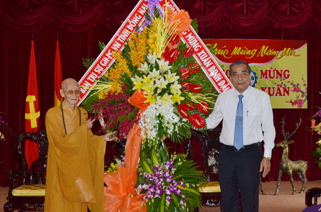 Hòa thượng Thích Minh Chánh tặng hoa cho Tỉnh ủy, HĐND, UBND, Ủy ban MTTTQ tỉnh