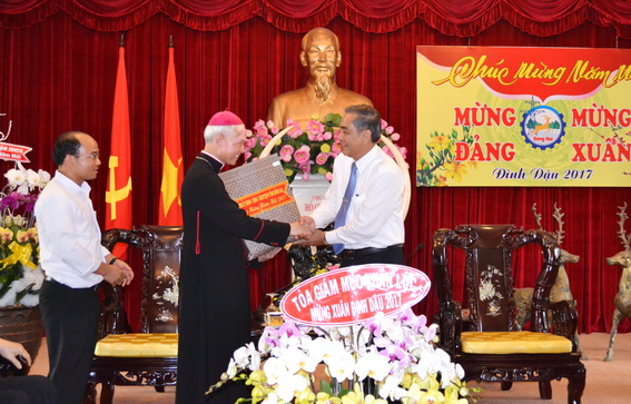 Đồng chí Trần Văn Tư, tặng quà cho Giám mục Đinh Đức Đạo nhân dịp năm mới 
