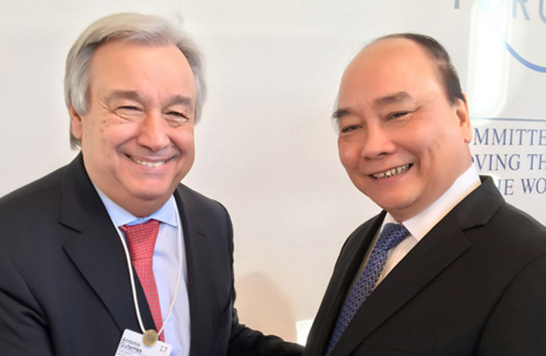Thủ tướng Nguyễn Xuân Phúc (phải) và Tổng Thư ký LHQ Antonio Guterres - Ảnh VGP