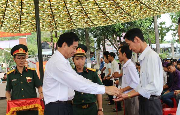 Chủ tịch Hội đồng NVQS huyện Vĩnh Cửu trao Quyết định phát lệnh nhập ngũ cho các xã, thị trấn.