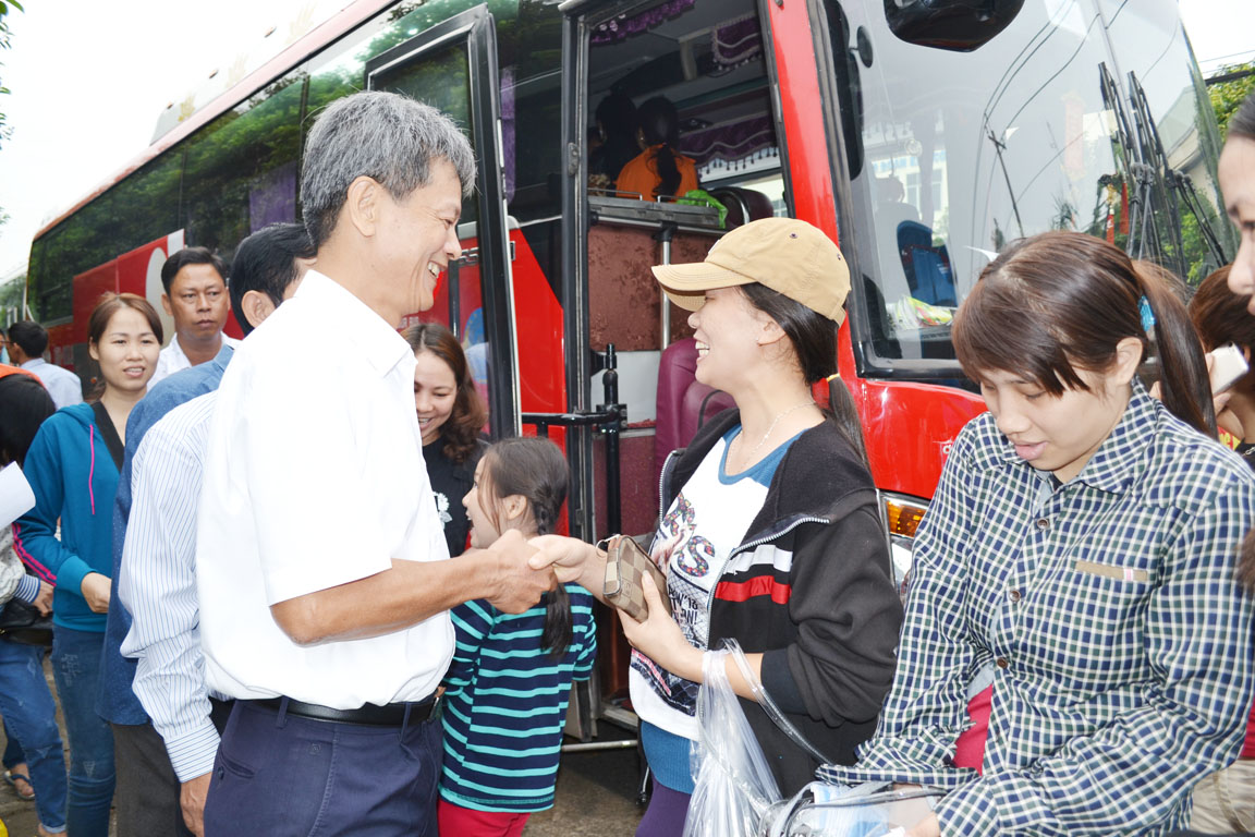Chủ tịch Liên đoàn Lao động tỉnh Huỳnh Tấn Kiệt thăm hỏi và tiễn công nhân về quê đón tết. Ảnh: VĂN TRUYÊN