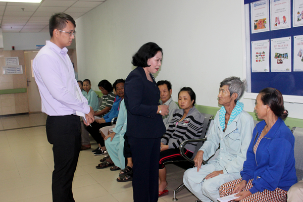 Bà Bùi Ngọc Thanh, chủ tịch Liên hiệp các tổ chức hữu nghị tỉnh Đồng Nai hỏi thăm sức khỏe các bệnh nhân ung thư và thân nhân tại Bệnh viện đa khoa Đồng Nai. 