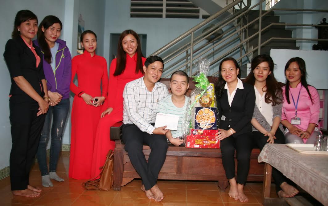 Cán bộ, nhân viên Nhà sách Fahasa Biên Hòa tặng quà tết cho em Nguyễn Quốc Chi