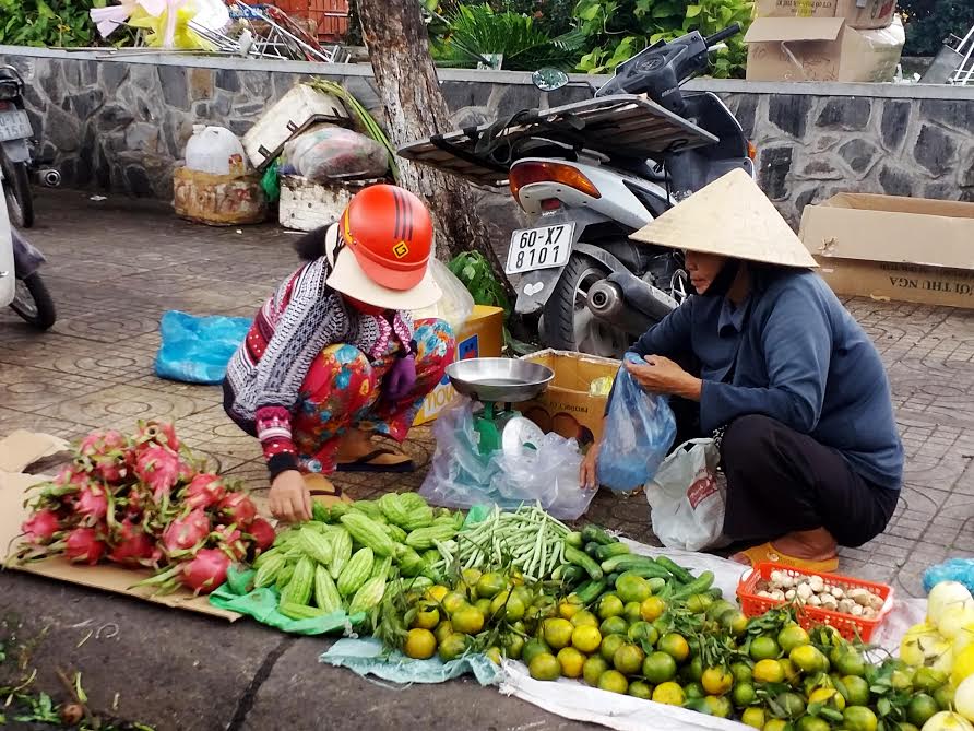  Bà Huỳnh Thị Thanh Bình bán hàng cho khách