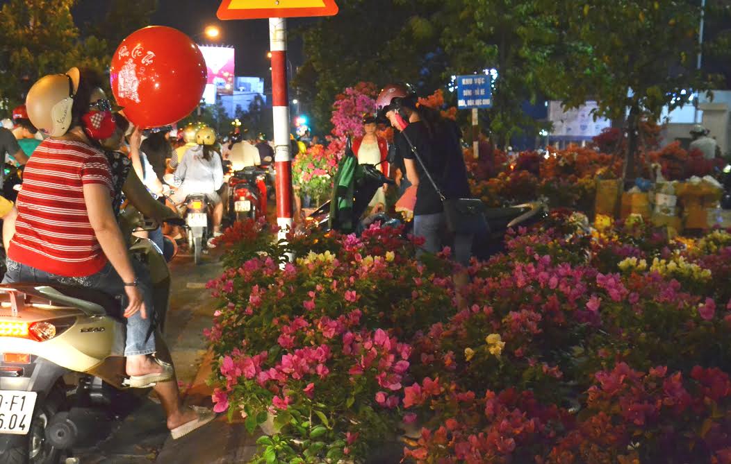 Người dân mua hoa giấy vào lúc 21 giờ đêm 30 Tết