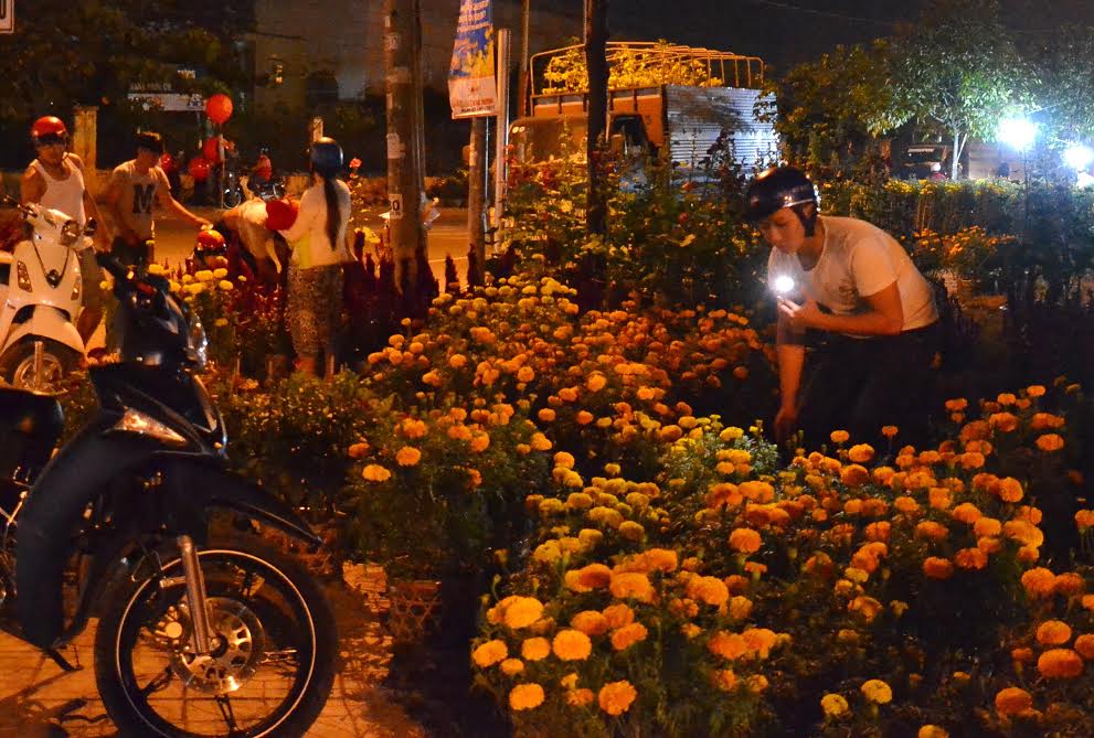 Người dân mua hoa cúc gần giao thừa trên đường Dương Tử Giang 
