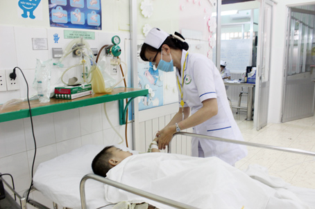 Điều dưỡng Bệnh viện nhi đồng Đồng Nai chăm sóc bé N.T.K. sau ca phẫu thuật. Ảnh: Đ.NGỌC