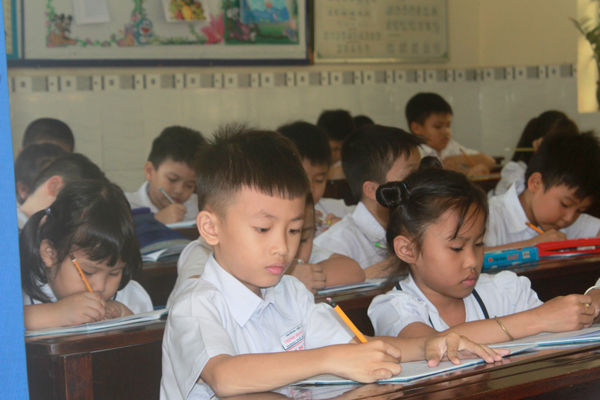 Học sinh Trường tiểu học Trịnh Hoài Đức (TP. Biên Hòa) trong buổi học đầu tiên sau 2 tuần nghỉ tết