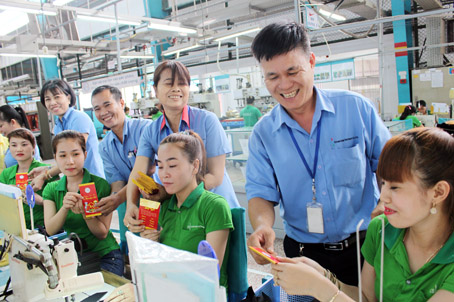 Cán bộ Công đoàn và lãnh đạo Công ty TNHH Changshin Việt Nam tới từng xưởng sản xuất để lì xì đầu năm cho công nhân.