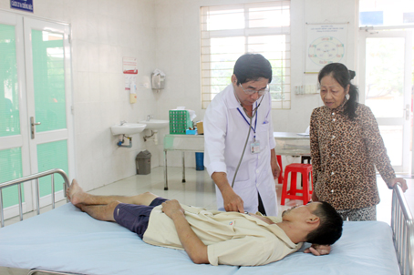 Bác sĩ Nguyễn Lợi, Trưởng khoa Hồi sức - cấp cứu Bệnh viện tâm thần trung ương 2, khám bệnh cho ông N.T.L. Ảnh: Đ.Ngọc