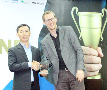 Ông Lê Văn Nam (trái) tại lễ trao giải cuộc thi “Khởi nghiệp đổi mới và sáng tạo năm 2016’’. (Ảnh: nhân vật cung cấp)