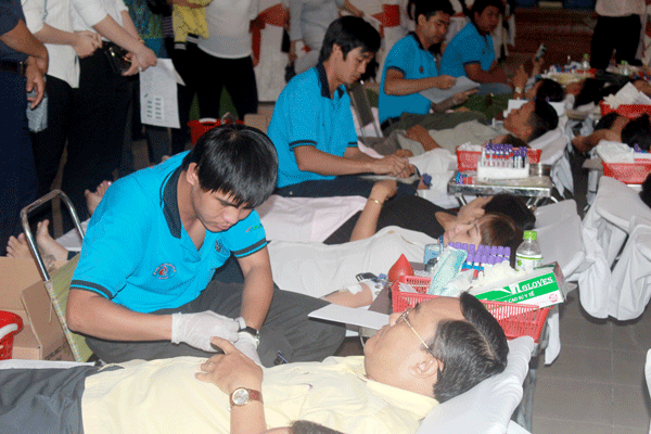 Cán bộ, công chức, viên chức, người lao động tham gia hiến máu tại lễ hội.