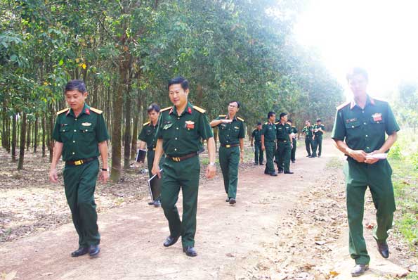 Đại tá Trần Ngọc Khải (phía bên trái) và chỉ huy đơn vị kiểm tra đường hành quân của Chiến sỹ mới