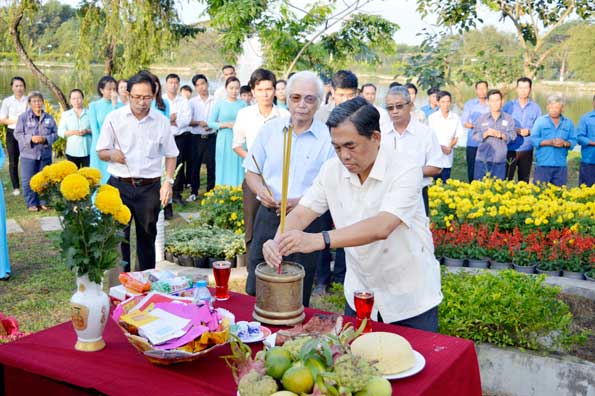 Đồng chí Huỳnh Văn Tới, Chủ tịch UBMTTQ tỉnh thắp hương kỷ niệm 40 năm ngày mất của Thi tướng Huỳnh Văn Nghệ