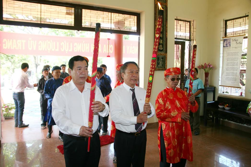 ban tổ chức lễ kỷ niệm 40 năm ngày mất của Thi tướng Huỳnh Văn Nghệ tại Nhà lưu niệm Huỳnh Văn Nghệ  (xã Thường Tân, huyện Bắc Tân Uyên, tỉnh Bình Dương) thực hiện nghi thức dâng hương