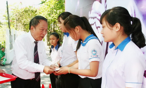ông Huỳnh Văn Nam, con trai Thi tướng Huỳnh Văn Nghệ trao tặng học bổng “Huỳnh Văn Nghệ” cho học sinh Trường THCS – THPT Huỳnh Văn Nghệ (huyện Vĩnh Cửu). 