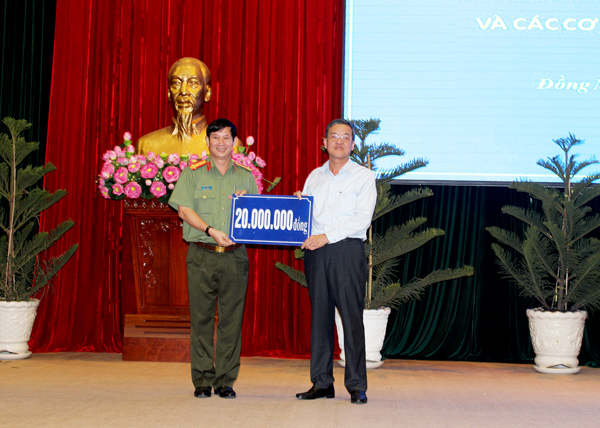 Chủ tịch UBND tỉnh Đinh Quốc Thái trao số tiền 20 triệu đồng ủng hộ Quỹ Doanh nhân với ANTT.