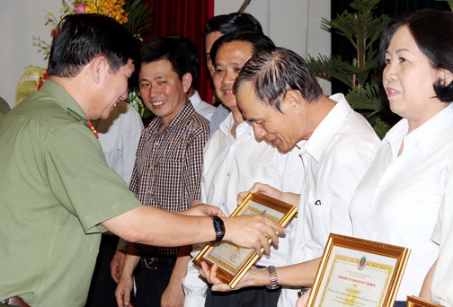 Đại tá Huỳnh Tiến Mạnh, Giám đốc Công an tỉnh khen thưởng các cá nhân, doanh nghiệp có đóng góp cho quỹ