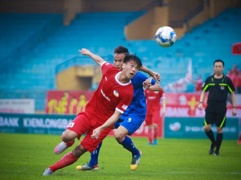 Viettel (áo đỏ) giữ vững ngôi đầu sau khi  giành trọn 3 điểm trước đối thủ Bình Phước