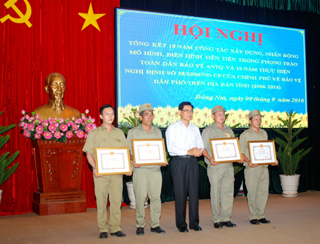 Ông Tống Văn Phúc (thứ 2 từ trái qua) được UBND tỉnh tặng bằng khen trong tổng kết 10 năm thực hiện Nghị định 38/2006/NĐ-CP của Chính phủ về bảo vệ dân phố.