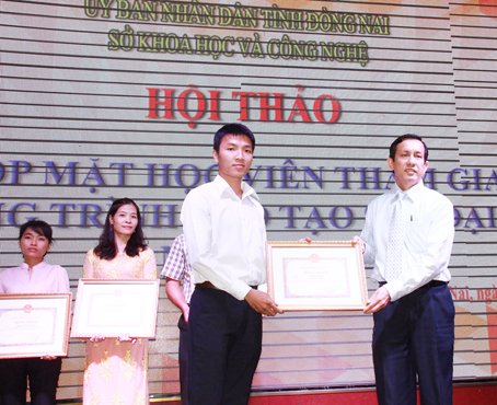 Ủy viên Ban TVTU, Trưởng ban Tổ chức Tỉnh ủy Phạm Văn Ru trao bằng khen của UBND tỉnh cho các học viên cao học có thành tích học tập xuất sắc năm 2016.