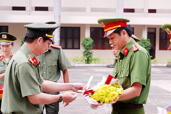 Đại tá Huỳnh Tiến Mạnh, Giám đốc công an tỉnh trao 