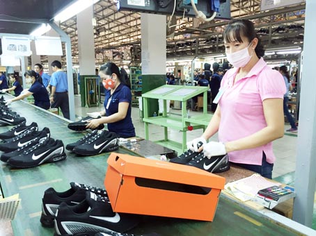 Công nhân Công ty TNHH Changshin Việt Nam (huyện Vĩnh Cửu) trong giờ sản xuất. Ảnh: Công Nghĩa