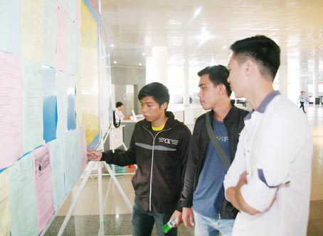Người lao động tìm kiếm thông tin tuyển dụng tại Trung tâm dịch vụ việc làm Đồng Nai.