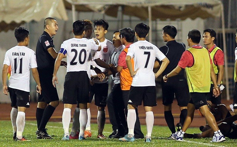 Trọng tài Nguyễn Trọng Thư (thứ 2 từ trái sang) bị phản ứng dữ dội sau tình huống thổi phạt penalty.