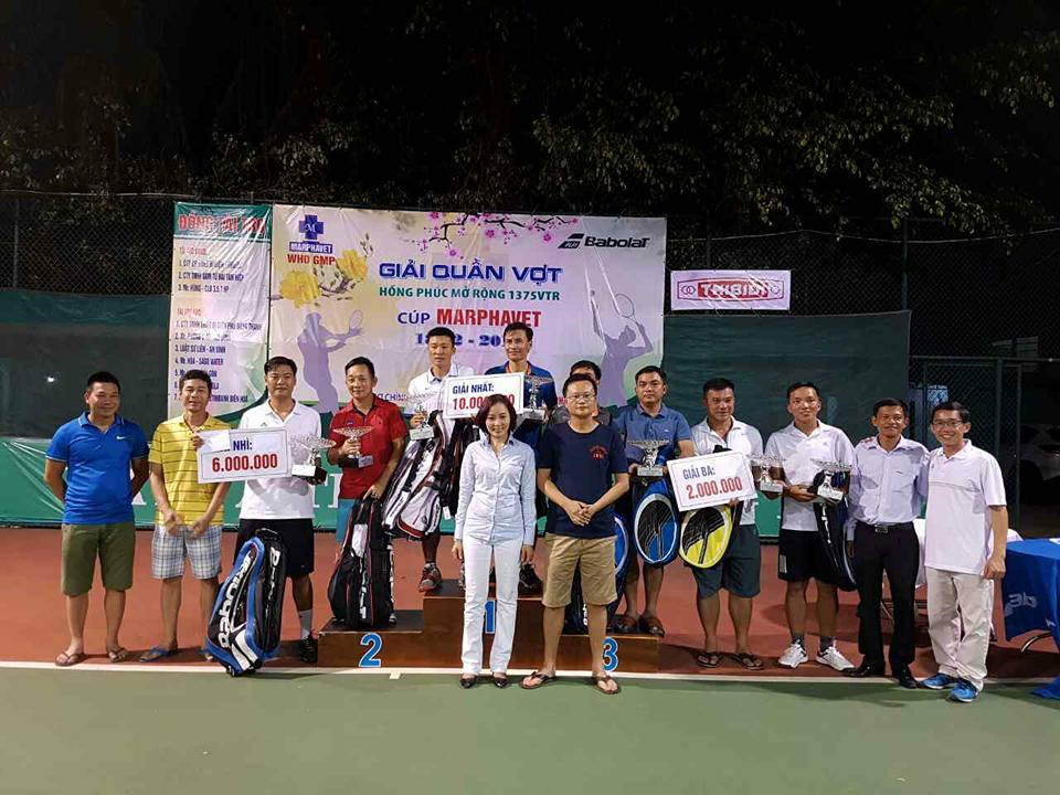 Ban tổ chức trao giải cho các tay vợt dạt thứ hạng