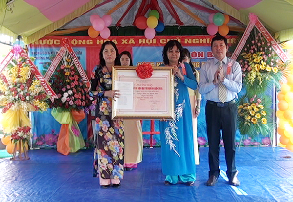 Tập thể cô và trò trường MN Thạnh Phú vui mừng đón nhận bằng công nhận trường chuẩn quốc gia mức độ 1.